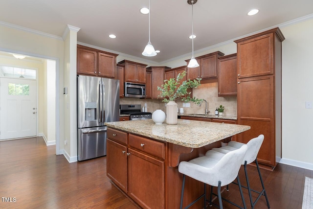 kitchen featuring a sink, tasteful backsplash, stainless steel appliances, and dark wood-style flooring