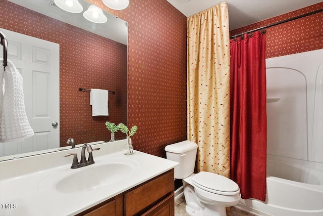 bathroom featuring vanity, shower / bath combo with shower curtain, toilet, and wallpapered walls