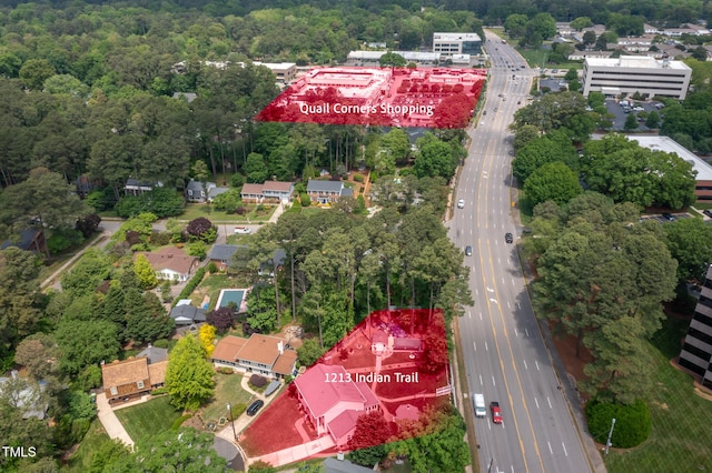 birds eye view of property featuring a forest view