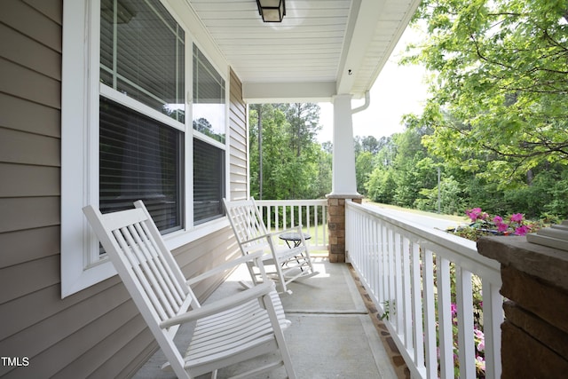 balcony featuring covered porch
