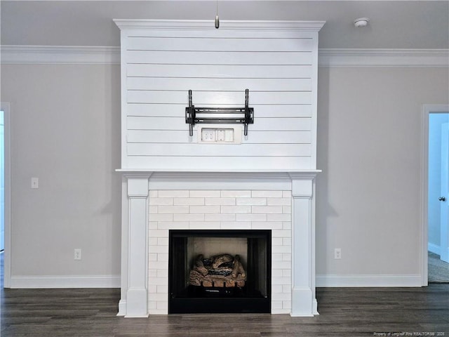 room details with baseboards, ornamental molding, and wood finished floors