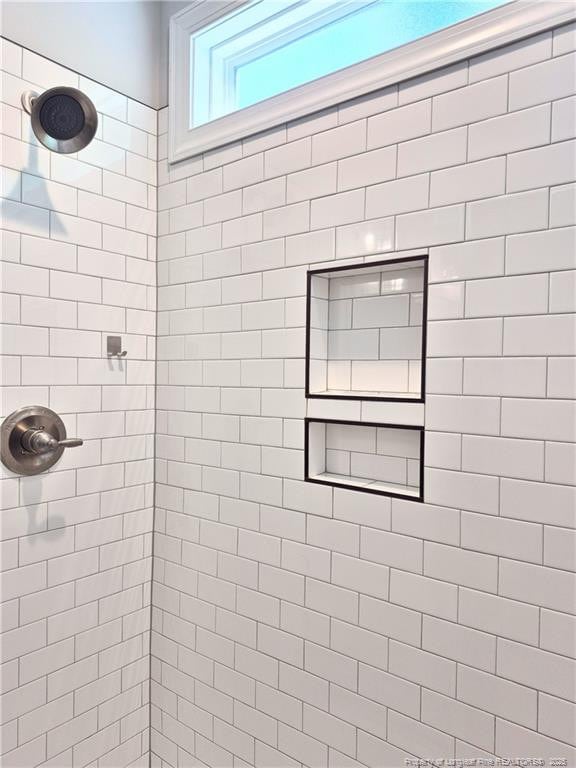 bathroom featuring tiled shower