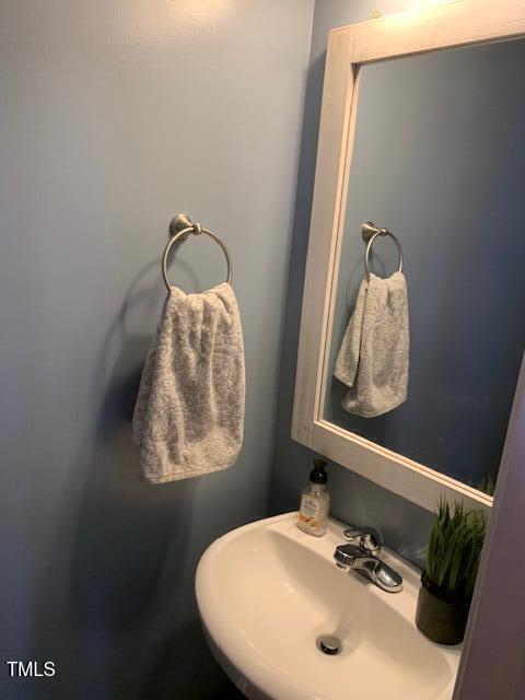 bathroom featuring a sink