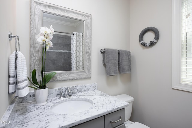 full bath with crown molding, toilet, a shower with curtain, and vanity