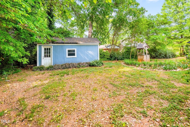 view of yard featuring an outbuilding