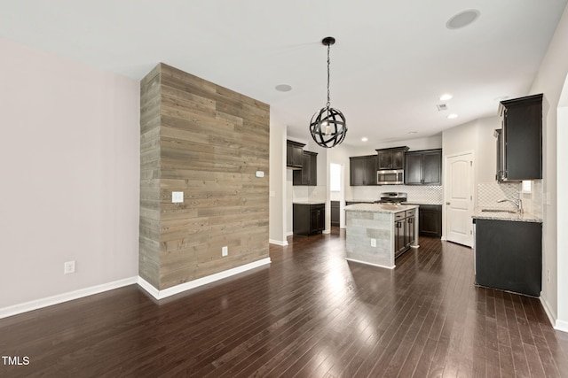 5011 Peachtree Town Ln, Knightdale, NC 27545 - kitchen featuring appliances with stainless steel finishes, a sink, a kitchen island, a chandelier, and tasteful backsplash