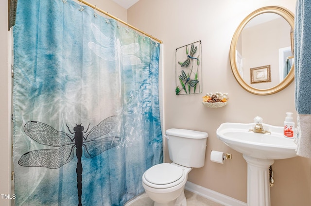 full bathroom with baseboards, toilet, and a shower with shower curtain