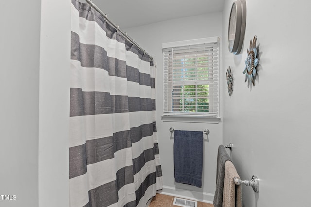 full bathroom featuring baseboards and a shower with curtain