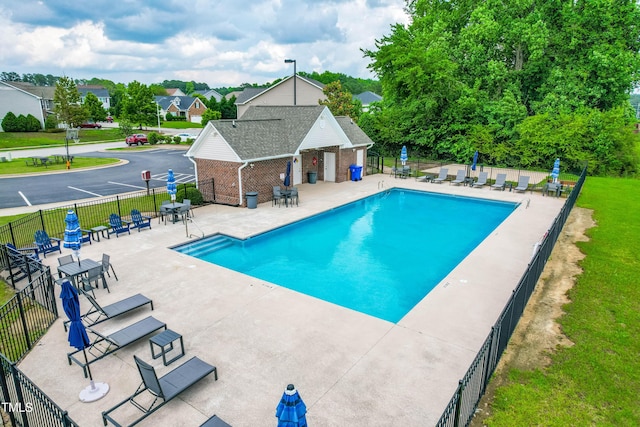 1104 Arden Trace Ct, Fuquay Varina, NC 27526 - community pool with a patio and fence
