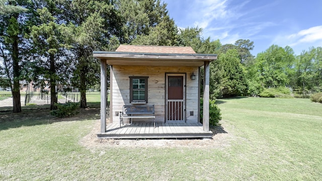view of outdoor structure featuring fence and an outbuilding
