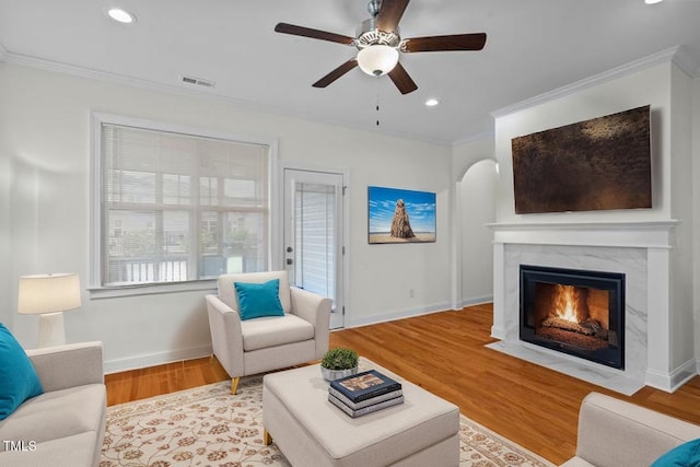 living area featuring ornamental molding, a ceiling fan, recessed lighting, and visible vents