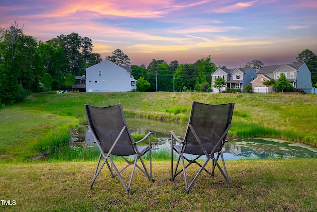 view of yard at dusk