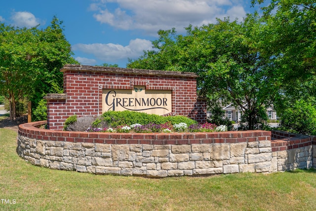 community sign with a lawn