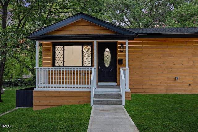 view of front facade with a front lawn and covered porch