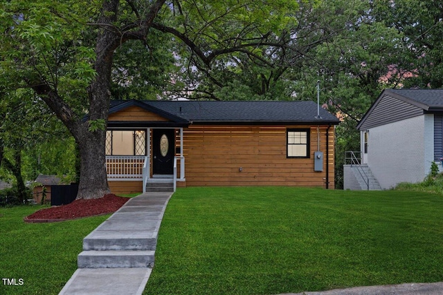 view of front facade with a front lawn and covered porch