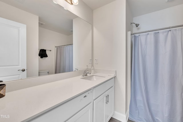 full bath with vanity, a shower with shower curtain, visible vents, and toilet