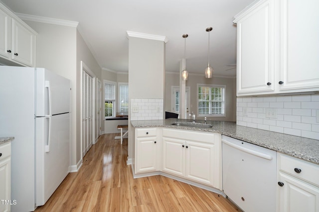 kitchen featuring crown molding, tasteful backsplash, a sink, light wood-style floors, and white appliances