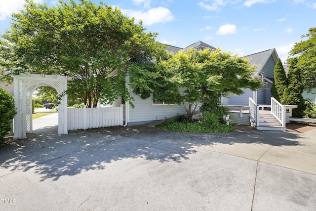 view of front of property with driveway
