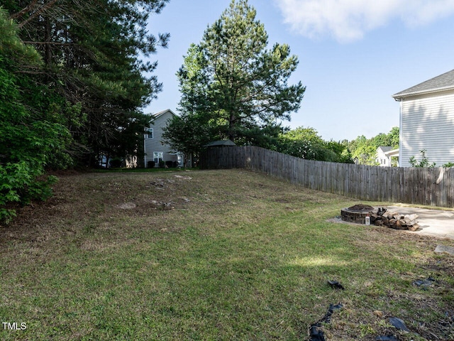 view of yard featuring a fire pit