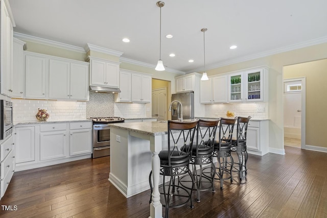 624 Meadowgrass Ln, Wake Forest, NC 27587 - kitchen featuring stainless steel appliances, under cabinet range hood, an island with sink, white cabinetry, and crown molding
