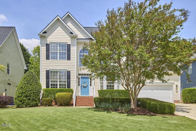 view of front facade featuring driveway and a front lawn