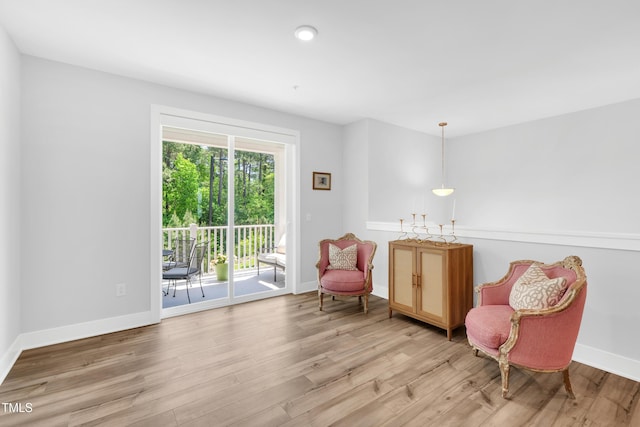 living area featuring baseboards, recessed lighting, and wood finished floors