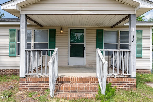 property entrance featuring a porch