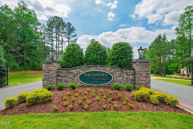 community sign featuring a yard
