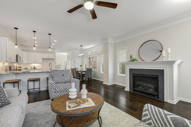 living area featuring ceiling fan, a glass covered fireplace, recessed lighting, baseboards, and dark wood-style floors