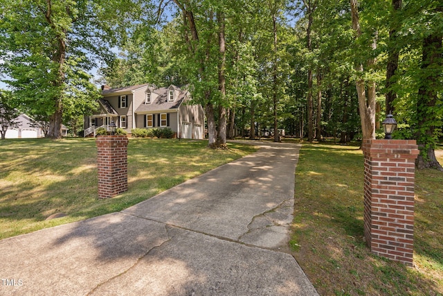 view of front of house featuring driveway and a front yard