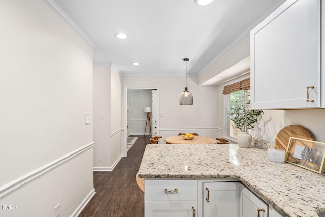 kitchen featuring dark wood-style flooring, a peninsula, ornamental molding, recessed lighting, and white cabinetry
