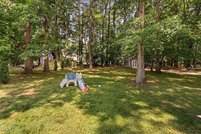view of yard with an outdoor structure