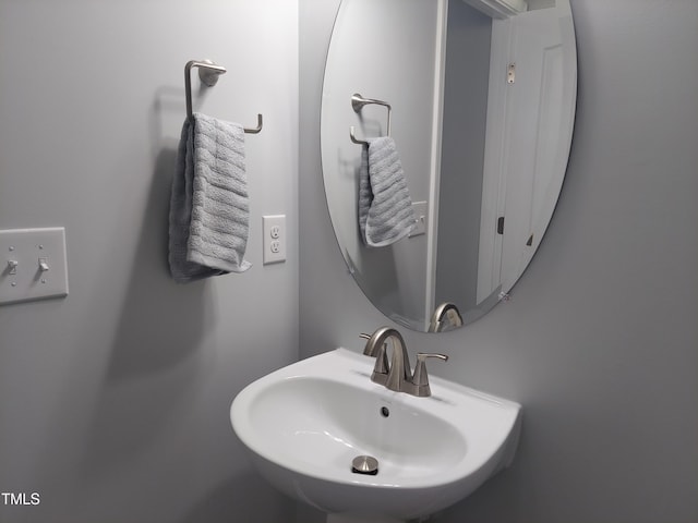 bathroom featuring a sink