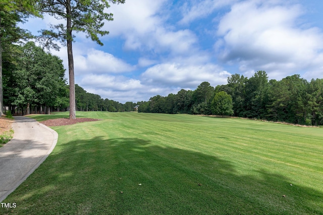 view of yard featuring golf course view