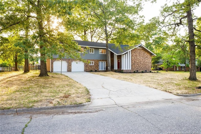 view of front of home featuring fence, driveway, and a front lawn