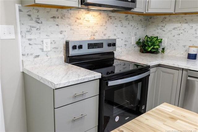 kitchen featuring backsplash, stainless steel appliances, and gray cabinets