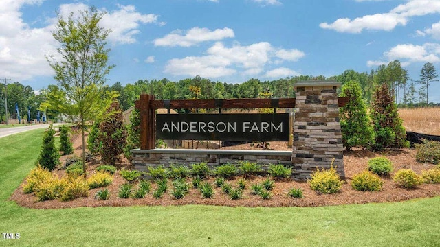 community sign featuring a yard