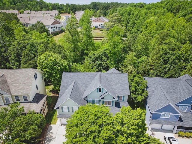 birds eye view of property featuring a residential view and a forest view