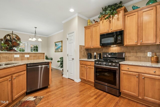kitchen with crown molding, light wood-style floors, baseboards, tasteful backsplash, and stainless steel appliances