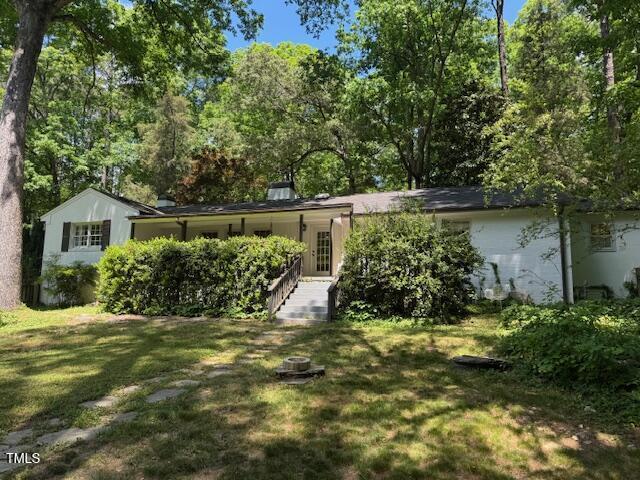 view of front of house featuring a front yard