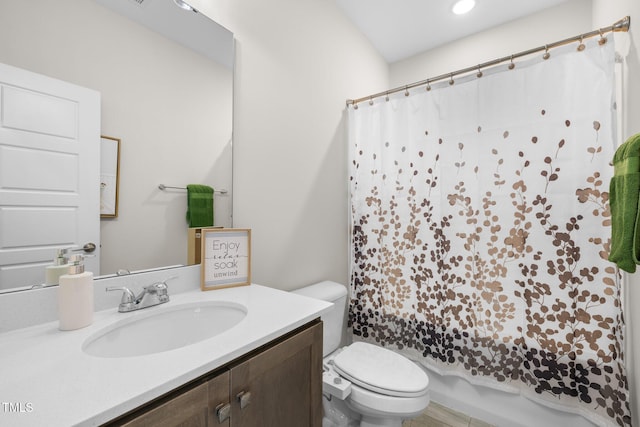 full bathroom featuring vanity, toilet, and a shower with curtain