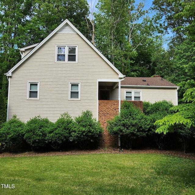 view of front of property with a front yard