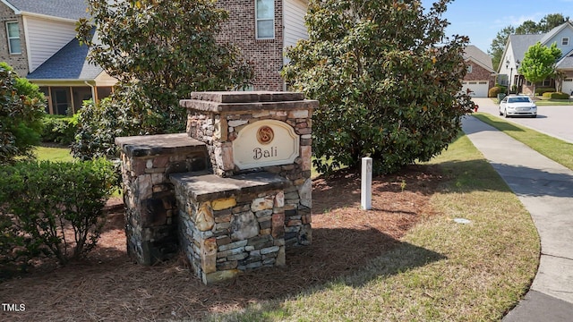community sign featuring a residential view