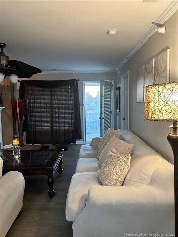 living room featuring crown molding, a ceiling fan, and wood finished floors