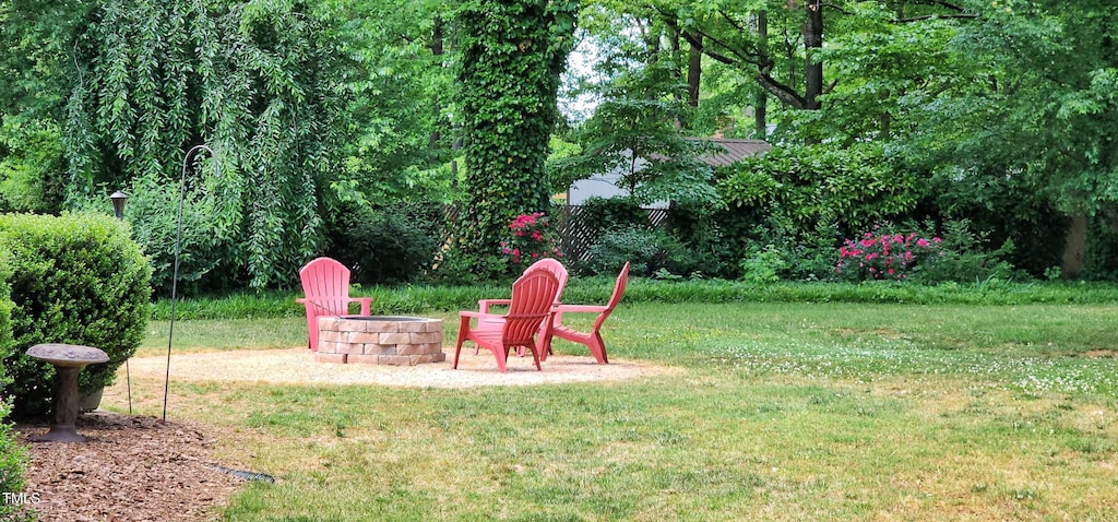 view of yard featuring an outdoor fire pit