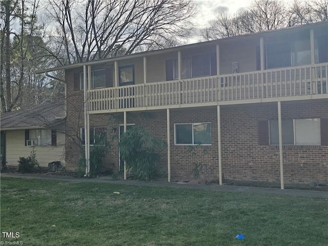 back of house featuring a yard