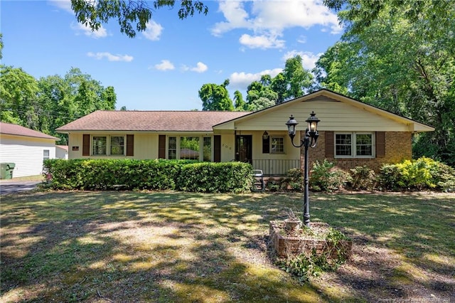 ranch-style home featuring a front lawn