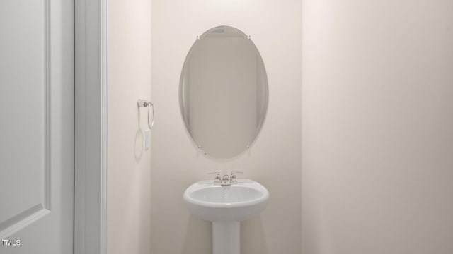 bathroom featuring a sink