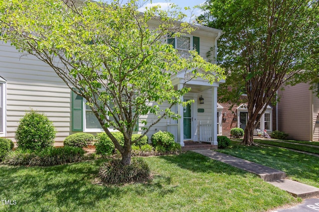 view of front of property featuring a front yard