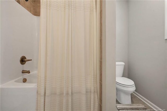 4631 Cedar Pass Dr, Hope Mills, NC 28348 - full bathroom featuring baseboards, shower / bathtub combination with curtain, and toilet